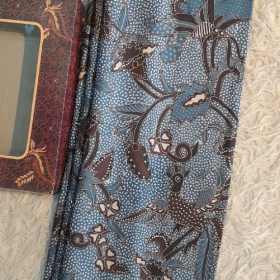 Hand-Drawn Batik Fabric Dyed with Natural Colors